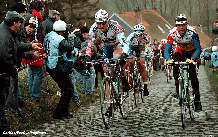 Omloop Het Volk, beklimming Molenberg: Johan Museeuw en de latere winnaar Peter van petegem voorop. Middenin Frank Vandenbroucke. foto Cor Vos©